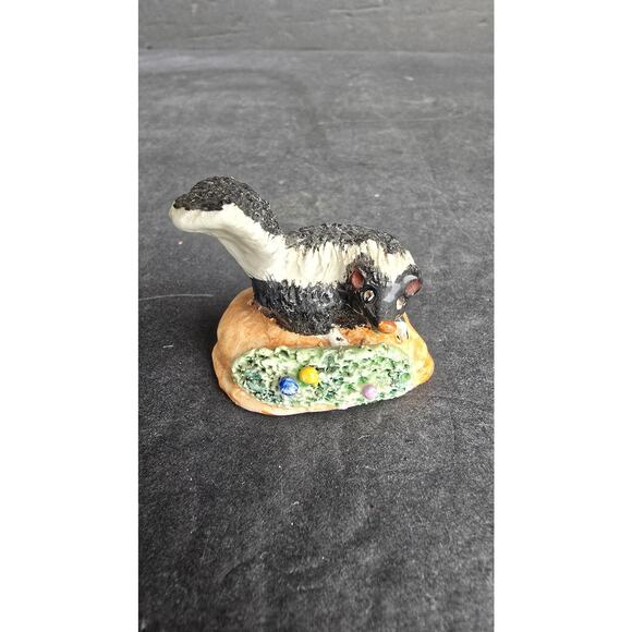 Vintage Basil Matthews Skunk Figurine Signed Hand Painted Ceramic Miniature - Picture 1 of 7